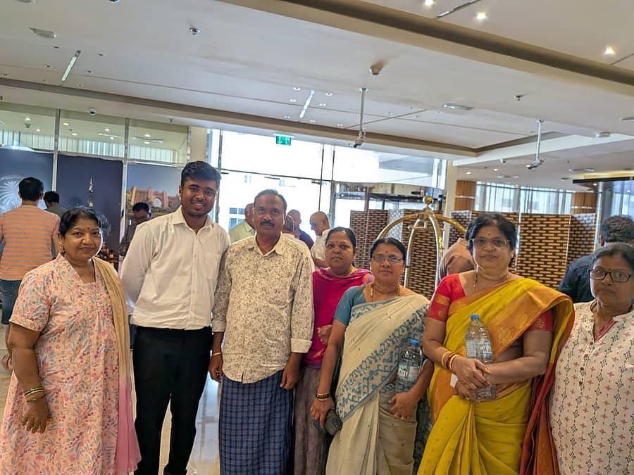  ಜಗಳೂರು ತಾಲ್ಲೂಕಿನ ತೋರಣಗಟ್ಟೆ ಗ್ರಾಮದ ಪ್ರವಾಸಿಗರು  ಹಾಗೂ ಡ್ರೋನ್ ಪ್ರತಾಪ್ ಅವರು ಶಾರ್ಜಾದ ವಸತಿಗೃಹದಲ್ಲಿ  ಭಾನುವಾರ  ತಂಗಿದ್ದರು