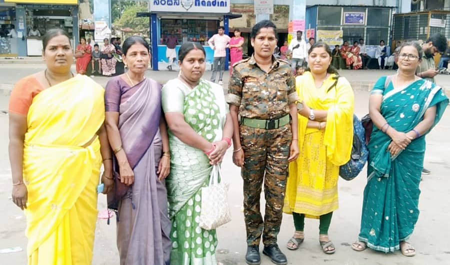 ಯಳಂದೂರು ಪಟ್ಟಣದ ಬಸ್ ನಿಲ್ದಾಣದಲ್ಲಿ ಗ್ರಾಮೀಣ ಮಹಿಳಾ ಪ್ರಯಾಣಿಕರಿಗೆ ಅಕ್ಕಪಡೆಯ ಮುಖ್ಯಸ್ಥೆ ದಿವ್ಯಾ ಹಾಗೂ ಸಿಬ್ಬಂದಿಗಳು ಚರ್ಚಿಸಿದರು.