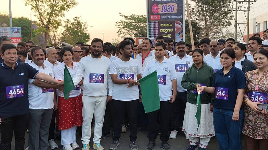 ಹಾಸನದ ಡೈರಿ ವೃತ್ತದಲ್ಲಿ ಭಾನುವಾರ ಪೊಲೀಸ್‌ ಓಟಕ್ಕೆ ಸಂಸದ ಶ್ರೇಯಸ್ ಪಟೇಲ್‌ ಹಸಿರು ನಿಶಾನೆ ತೋರಿದರು.