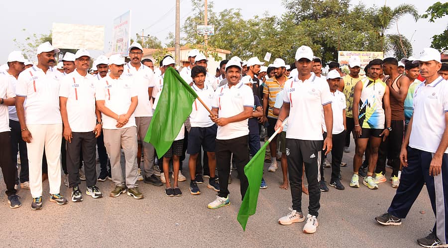 ಯಾದಗಿರಿಯಲ್ಲಿ ಭಾನುವಾರ ನಡೆದ ಕರ್ನಾಟಕ ಪೊಲೀಸ್ ರನ್ ಮ್ಯಾರಾಥಾನ್ಗೆ ಹಿರಿಯ ಸಿವಿಲ್ ನ್ಯಾಯಾಧೀಶ ಮರಿಯಪ್ಪ, ಎಸ್ಪಿ ಪೃಥ್ವಿಕ್ ಶಂಕರ್ ಹಸಿರು ನಿಶಾನೆ ತೋರಿದರು