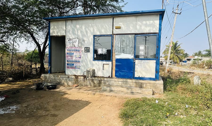 <div class="paragraphs"><p>ಚಿತ್ರದುರ್ಗ ತಾಲ್ಲೂಕಿನ ಕಸವನಹಳ್ಳಿಯಲ್ಲಿ ಸ್ಥಗಿತಗೊಂಡಿರುವ ಆರ್ಒ ಘಟಕ ಪ್ರಜಾವಾಣಿ ಚಿತ್ರ; ವಿ.ಚಂದ್ರಪ್ಪ</p></div>