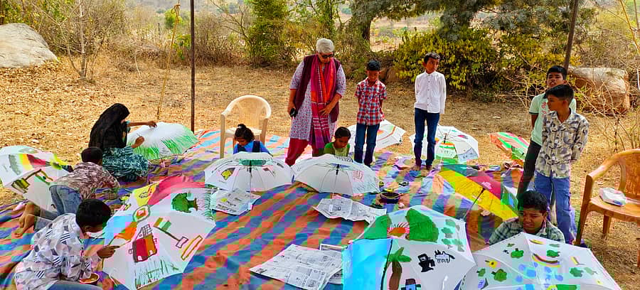 ಮಾಗಡಿ ತಾಲ್ಲೂಕಿನ ಜ್ಯೋತಿಪಾಳ್ಯ ಗ್ರಾಮದ ಅಜ್ಜಿ ಕಲಿಕಾ ಕೇಂದ್ರದಲ್ಲಿ ಛತ್ರಿಗಳ ಮೇಲೆ ಚಿತ್ರ ಬಿಡಿಸುವ ಕಾರ್ಯಕ್ರಮಕ್ಕೆ ಟ್ರಸ್ಟಿ ಕಲಿಕಾ ಕೇಂದ್ರ ಶಬ್ನಂ ಹಶ್ಮಿ ಚಾಲನೆ ನೀಡಿದರು 