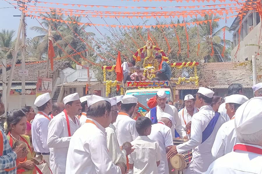 ನ್ಯಾಮತಿ ಪಟ್ಟಣದ ಪಾಂಡುರಂಗ ಮಂದಿರದಲ್ಲಿ ಭಾನುವಾರ ನಡೆದ ೩೮ನೇ ವರ್ಷದ ವಿಠಲ-ರುಖುಮಾಯಿ ದಿಂಡಿಉತ್ಸವ ಮೆರವಣಿUಯಲ್ಲಿ ಭಕ್ತರು ತಾಳ,ಮೃದಂಗ, ಭಜನೆಯೊಂದಿಗೆ ಕುಣಿಯುತ್ತ ಭಕ್ತಿ ಪ್ರದರ್ಶನ ಮಾಡಿದರು.