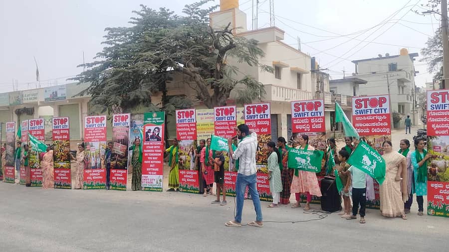 ಸರ್ಜಾಪುರ ಸಮೀಪದ ಎಸ್.ಮೇಡಹಳ್ಳಿ ರೈತರು ಕೆಐಎಡಿಬಿ ಭೂಸ್ವಾಧೀನವನ್ನು ವಿರೋಧಿಸಿ ‘ಸ್ಟಾಪ್ ಸ್ವೀಫ್ಟ್ ಸಿಟಿ’ ಫಲಕಗಳನ್ನು ಹಿಡಿದು ಮಾನವ ಸರವಳಿ ನಿರ್ಮಿಸಿ ತಮ್ಮ ಆಕ್ರೋಶ ವ್ಯಕ್ತಪಡಿಸಿದರು
