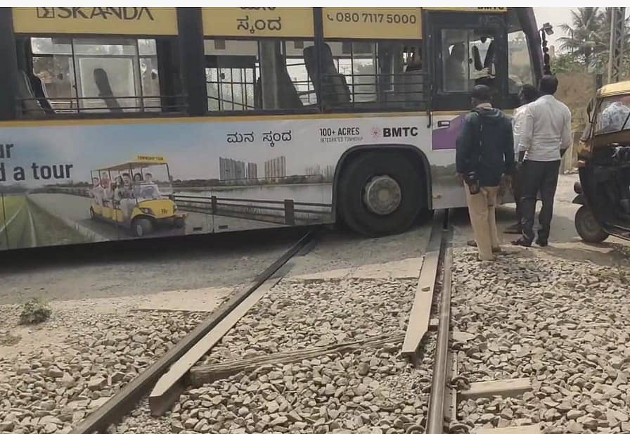 <div class="paragraphs"><p>ಆನೇಕಲ್-ಅತ್ತಿಬೆಲೆ ರಸ್ತೆ ಹಾಲ್ದೇನಹಳ್ಳಿ ರೈಲ್ವೆ ಗೇಟ್‌ನಲ್ಲಿ ಕೆಟ್ಟು ನಿಂತ ಬಿಎಂಟಿಸಿ ಬಸ್</p></div>