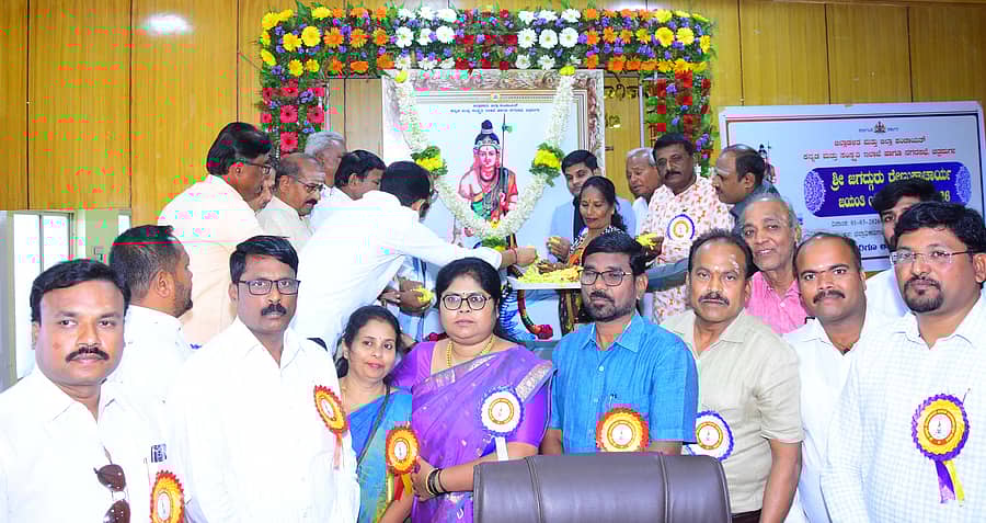 ಚಿತ್ರದುರ್ಗದ ಜಿಲ್ಲಾಧಿಕಾರಿ ಕಚೇರಿ ಸಭಾಂಗಣದಲ್ಲಿ ಭಾನುವಾರ ಜಿಲ್ಲಾಡಳಿತದಿಂದ ಹಮ್ಮಿಕೊಂಡಿದ್ದ ರೇಣುಕಾಚಾರ್ಯ ಜಯಂತಿಯಲ್ಲಿ ಗಣ್ಯರು ಪುಷ್ಪನಮನ ಸಲ್ಲಿಸಿದರು