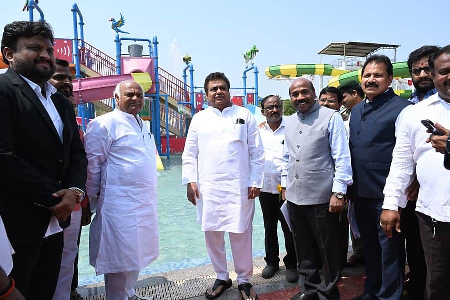 ವಿಜಯಪುರ ಜಿಲ್ಲೆಯ ಆಲಮಟ್ಟಿಯಲ್ಲಿ ನಿರ್ಮಾಣವಾದ ಜಲ ಮನೋರಂಜನಾ ಉದ್ಯಾನವನ್ನು ಸಚಿವರಾದ ಎಂ.ಬಿ.ಪಾಟೀಲ, ಶಿವಾನಂದ ಪಾಟೀಲ ಉದ್ಘಾಟಿಸಿದರು