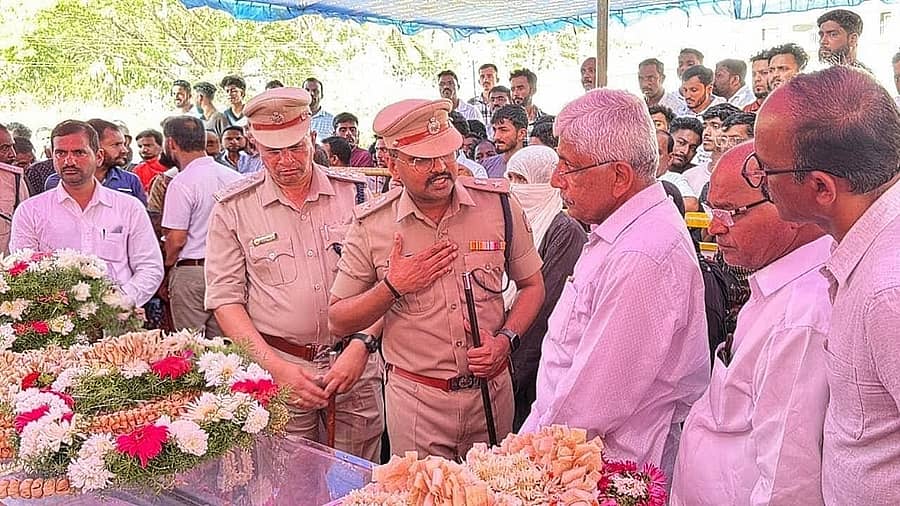 ನಾಸೀರ್ ಹುಸೇನ್ ಅವರ ಪಾರ್ಥಿವ ಶರೀರಕ್ಕೆ ಹರಿರಾಂ ಶಂಕರ್, ಕೆ.ಜಯಪ್ರಕಾಶ್ ಹೆಗ್ಡೆ, ಕೆ.ಗೋಪಾಲ ಪೂಜಾರಿ, ಎಂ.ಎ.ಗಫೂರ್ ಅಂತಿಮ ಗೌರವ ಸಲ್ಲಿಸಿದರು