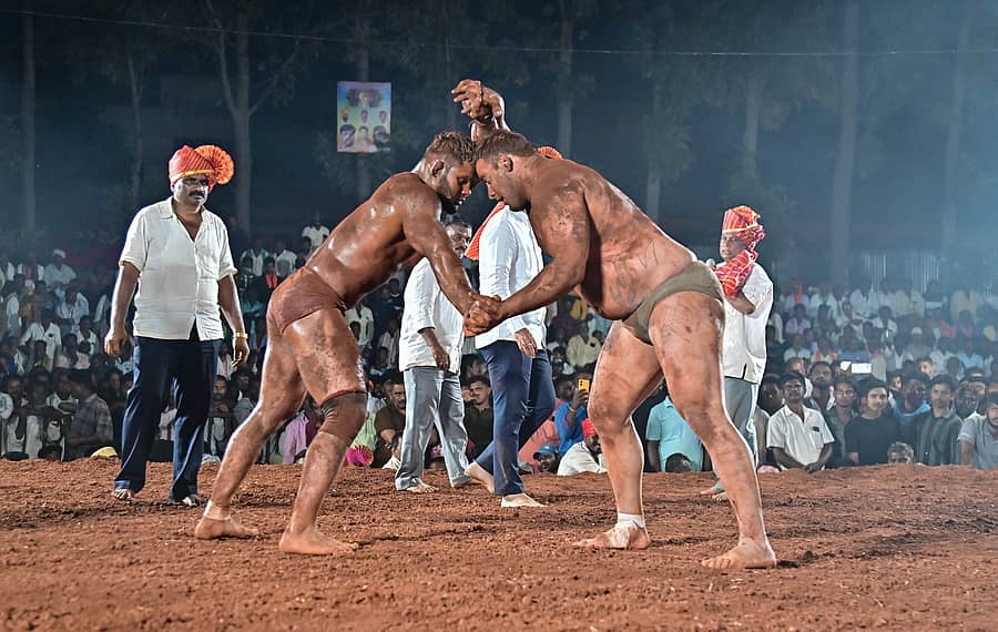 ದಾವಣಗೆರೆಯ ಬೀರಲಿಂಗೇಶ್ವರ ಕುಸ್ತಿ ಅಖಾಡದಲ್ಲಿ ನಡೆದ ರಾಷ್ಟ್ರಮಟ್ಟದ ಬಯಲು ಜಂಗಿ ಕುಸ್ತಿಯಲ್ಲಿ ಮಹಾರಾಷ್ಟ್ರದ ಪೈಲ್ವಾನ್ ರವಿರಾಜ್ ಅವರು ಇರಾನ್‌ ದೇಶದ ಪೈಲ್ವಾನ್ ಮಿರ್ಜಾ ವಿರುದ್ಧ ಪಟ್ಟು ಹಾಕಿದ ಕ್ಷಣ
ಪ್ರಜಾವಾಣಿ ಚಿತ್ರ: ಸತೀಶ ಬಡಿಗೇರ್