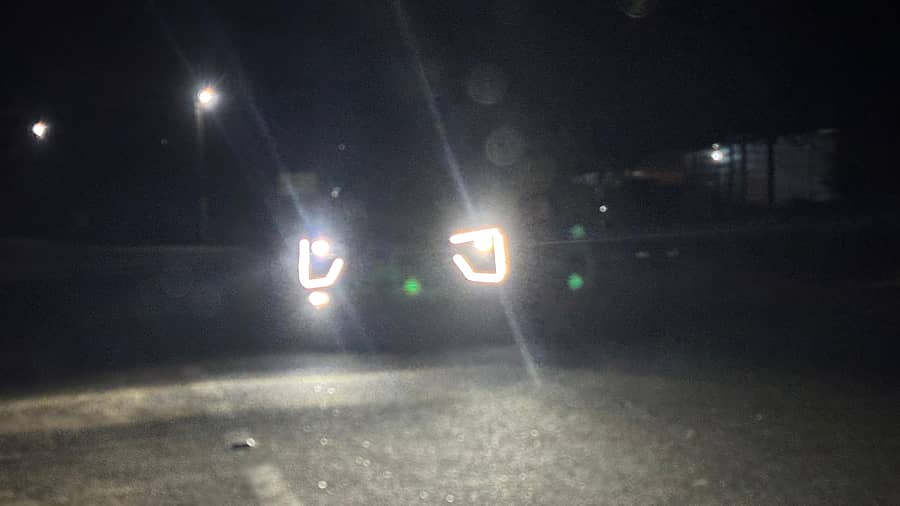 ಉಡುಪಿ ನಗರದಲ್ಲಿ ಸಂಚರಿಸಿದ ಕಾರೊಂದರ ಪ್ರಖರ ಬೆಳಕು ಹೊರಸೂಸುವ ಹೆಡ್‌ಲೈಟ್‌