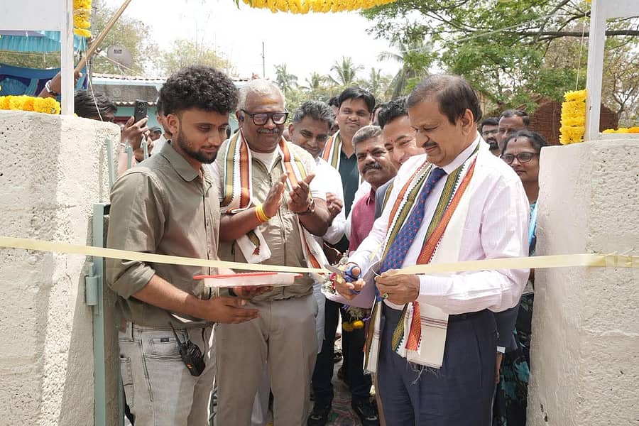 <div class="paragraphs"><p>ಮಾಗಡಿ ತಾಲ್ಲೂಕಿನ ಕರಲಮಂಗಲ ಗ್ರಾಮದಲ್ಲಿ ‘ಯೂತ್ ಫಾರ್ ಪರಿವರ್ತನ್’ ಮತ್ತು ‘ಅಕ್ಸೆಲ್ಆಲ್ಫಾ’ ಕಂಪನಿಯ ಸಹಯೋಗದೊಂದಿಗೆ ನವೀಕರಿಸಲಾದ ಸರ್ಕಾರಿ ಹಿರಿಯ ಪ್ರಾಥಮಿಕ ಶಾಲಾ ಕಟ್ಟಡವನ್ನು ಸಂಸದ ಡಾ.ಸಿ.ಎನ್.ಮಂಜುನಾಥ್ ಉದ್ಘಾಟಿಸಿದರು </p></div>