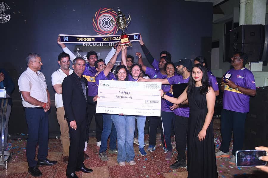 ಕರ್ನಾಟಕ ಶೂಟಿಂಗ್ ಲೀಗ್ ಟೂರ್ನಿಯಲ್ಲಿ ಚಾಂಪಿಯನ್ ಆದ ಟ್ರಿಗರ್ ಟ್ಯಾಕ್ಟಿಷಿಯನ್ ತಂಡದ ಶೂಟರ್ಗಳು ಟ್ರೋಫಿಯೊಂದಿಗೆ ಸಂಭ್ರಮಿಸಿದರು