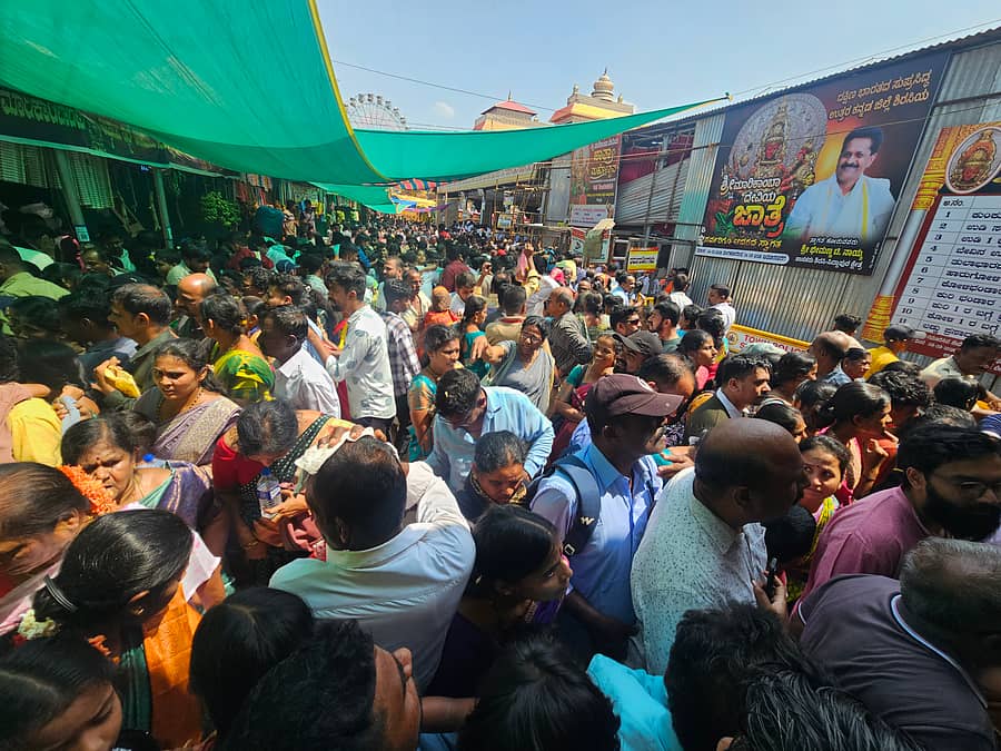 <div class="paragraphs"><p>ಶಿರಸಿ ಮಾರಿಕಾಂಬಾ ಜಾತ್ರೆ ಪ್ರಯುಕ್ತ ಭಾನುವಾರ ಜಾತ್ರಾ ಚಪ್ಪರ ಜನಜಂಗುಳಿಯಿಂದ ತುಂಬಿತ್ತು</p></div>