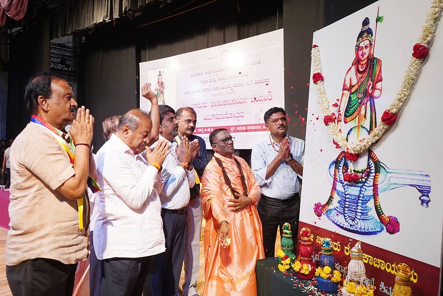 ಶಿವಮೊಗ್ಗದಲ್ಲಿ ಭಾನುವಾರ ರೇಣುಕಾಚಾರ್ಯ ಜಯಂತಿ ಆಚರಣೆ ಅಂಗವಾಗಿ ಶಾಸಕ ಎಸ್.ಎನ್. ಚೆನ್ನಬಸಪ್ಪ, ಡಿ.ಎಸ್. ಅರುಣ್ ಹಾಗೂ ಡಾ.ಧನಂಜಯ ಸರ್ಜಿ ರೇಣುಕಾಚಾರ್ಯರ ಭಾವಚಿತ್ರಕ್ಕೆ ಪುಷ್ಪಾರ್ಚನೆ ಮಾಡಿದರು