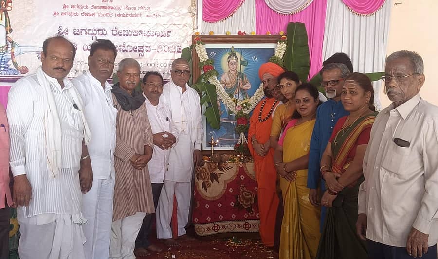 ಹಾವೇರಿಯ ಜಗದ್ಗುರು ರೇಣುಕ ಮಂದಿರದಲ್ಲಿ (ನಡುವಿನಮಠ) ಹಮ್ಮಿಕೊಂಡಿದ್ದ ‘ಜಗದ್ಗುರು ರೇಣುಕಾಚಾರ್ಯ ಜಯಂತಿ ಯುಗಮಾನೋತ್ಸವ’ ಕಾರ್ಯಕ್ರಮದಲ್ಲಿ ರೇಣುಕಾಚಾರ್ಯರ ಭಾವಚಿತ್ರಕ್ಕೆ ಪುಷ್ಪನಮನ ಸಲ್ಲಿಸಲಾಯಿತು
