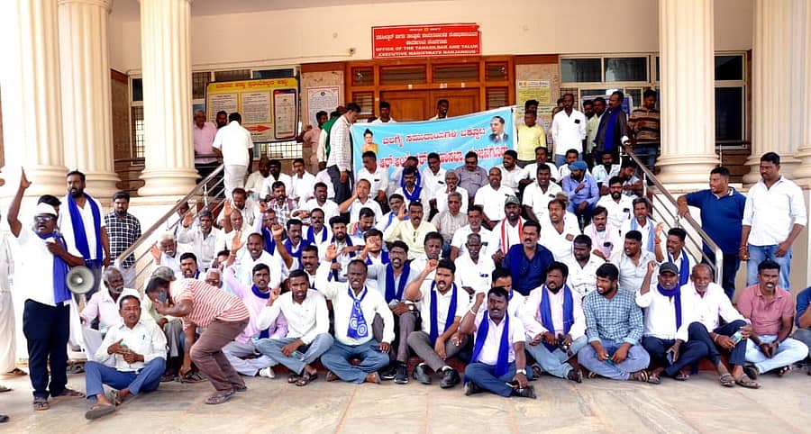 ಒಳಮೀಸಲಾತಿಯನ್ನು ರದ್ದುಪಡಿಸುವಂತೆ ಆಗ್ರಹಿಸಿ ಪರಿಶಿಷ್ಟ ಜಾತಿ ಬಲಗೈ ಸಂಘಟನೆಗಳ ಕಾರ್ಯಕರ್ತರು ನಂಜನಗೂಡು ತಹಶೀಲ್ದಾರ್ ಕಚೇರಿ ಮುಂಭಾಗ ಶನಿವಾರ ಪ್ರತಿಭಟನೆ ನಡೆಸಿದರು