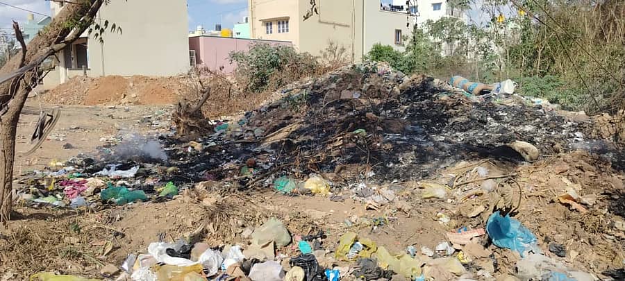 <div class="paragraphs"><p>ಹೊಸಕೋಟೆ ನಗರದ ಸಾಯಿ ಬಡಾವಣೆ ಸಮೀಪ ತ್ಯಾಜ್ಯಕ್ಕೆ ಬೆಂಕಿ ಹಚ್ಚಿರುವುದು</p></div>