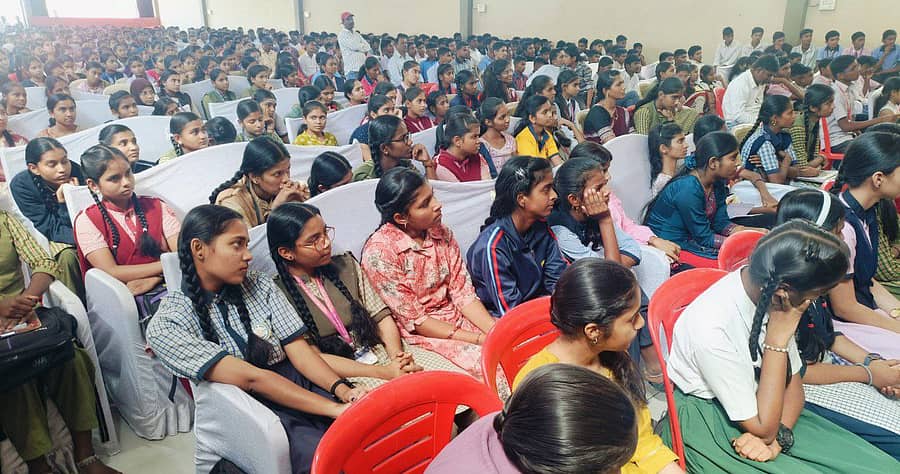 ಚಿಕ್ಕೋಡಿ ಪಟ್ಟಣದ ಪರಟಿ ನಾಗಲಿಂಗೇಶ್ವರ ಕಲ್ಯಾಣ ಮಂಟಪದಲ್ಲಿ 2025-26ನೇ ಸಾಲಿನ ಎಸ್ಸೆಸ್ಸೆಲ್ಸಿ ವಿದ್ಯಾರ್ಥಿಗಳಿ ಹಮ್ಮಿಕೊಂಡಿದ್ದ ಚಿಕ್ಕೋಡಿ ಶೈಕ್ಷಣಿಕ ಜಿಲ್ಲಾ ಮಟ್ಟದ ಕಾರ್ಯಾಗಾರದಲ್ಲಿ ಜಿಲ್ಲೆಯ ವಿವಿಧ ತಾಲ್ಲೂಕಿನ ಆಯ್ದ ವಿದ್ಯಾರ್ಥಿಗಳು ಭಾಗವಹಿಸಿದ್ದರು