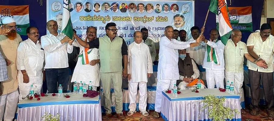 ರಾಣೆಬೆನ್ನೂರಿನ ಬಳ್ಳಾರಿ ಕಲ್ಯಾಣ ಮಂಟಪದಲ್ಲಿ ನಡೆದ ಪದಗ್ರಹಣ ಕಾರ್ಯಕ್ರಮದಲ್ಲಿ ರಾಣೆಬೆನ್ನೂರು ವಿಧಾನ ಸಭಾ ಕ್ಷೇತ್ರದ ನಗರ ಬ್ಲಾಕ್‌ ಕಾಂಗ್ರೆಸ್‌ ನೂತನ ಅಧ್ಯಕ್ಷ ಪುಟ್ಟಪ್ಪ ಮರಿಯಮ್ಮನವರ ಹಾಗೂ ಗ್ರಾಮೀಣ ಬ್ಲಾಕ್‌ ಕಾಂಗ್ರೆಸ್‌ ಅಧ್ಯಕ್ಷ ಚಂದ್ರಪ್ಪ ಬೇಡರ ಅಧಿಕಾರ ಸ್ವೀಕರಿಸಿದರು 