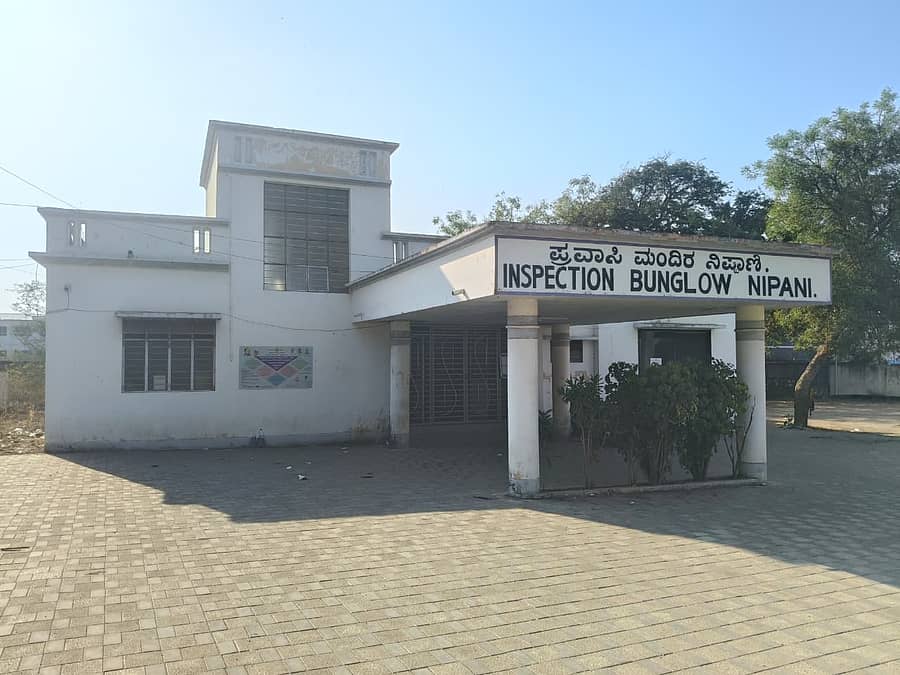 ನಿಪ್ಪಾಣಿ ಪ್ರವಾಸಿ ಮಂದಿರದಲ್ಲಿ ಕಾರ್ಯ ನಿರ್ವಹಿಸುತ್ತಿರುವ ತಹಶೀಲ್ದಾರ್‌ ಕಚೇರಿ 