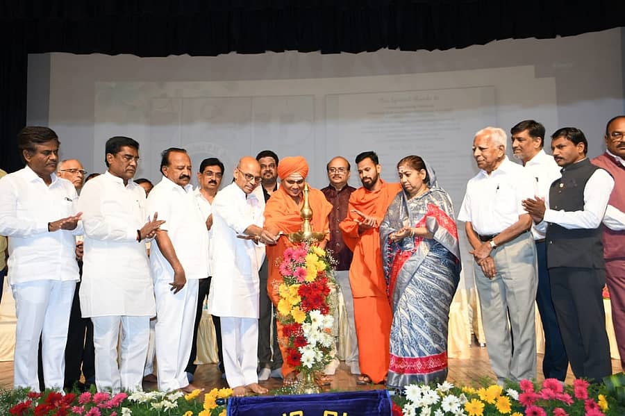 ಕಲಬುರಗಿಯಲ್ಲಿ ಭಾನುವಾರ ಹಮ್ಮಿಕೊಂಡಿದ್ದ ಪೂರ್ಣಿಮಾ ಪಿ.ಎಂ.ಬಿರಾದಾರ ಡಯಾಲಿಸಿಸ್ ಕೇಂದ್ರದ ಐದನೇ ವಾರ್ಷಿಕೊತ್ಸವವನ್ನು ಸಚಿವ ಡಾ.ಶರಣಪ್ರಕಾಶ ಪಾಟೀಲ ಉದ್ಘಾಟಿಸಿದರು