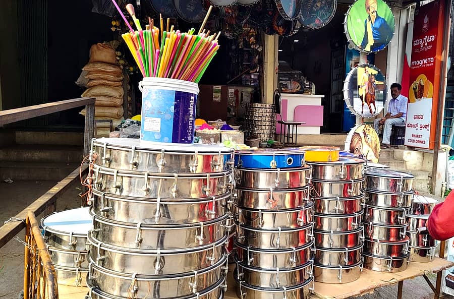 <div class="paragraphs"><p>ನಾಲತವಾಡದಲ್ಲಿ ಮಾರಾಟಕ್ಕಿರುವ ಫೈಬರ್ ಹಲಗೆಗಳು</p></div>