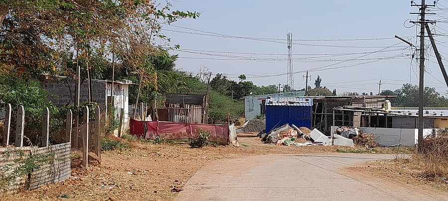 ನರಗುಂದದ ಆಸರೆ ಮನೆಗಳ ಬಡಾವಣೆ ಎಸ್.ಎಂ.ಕೃಷ್ಣ ನಗರದ ಸಮೀಪದ ಐತಿಹಾಸಿಕ ಗುಡ್ಡದ ಪ್ರದೇಶ ಅತಿಕ್ರಮಣಗೊಂಡು ಮನೆಗಳು, ಶೆಡ್‌ಗಳು ನಿರ್ಮಾಣಗೊಳ್ಳುತ್ತಿರುವ ದೃಶ್ಯ