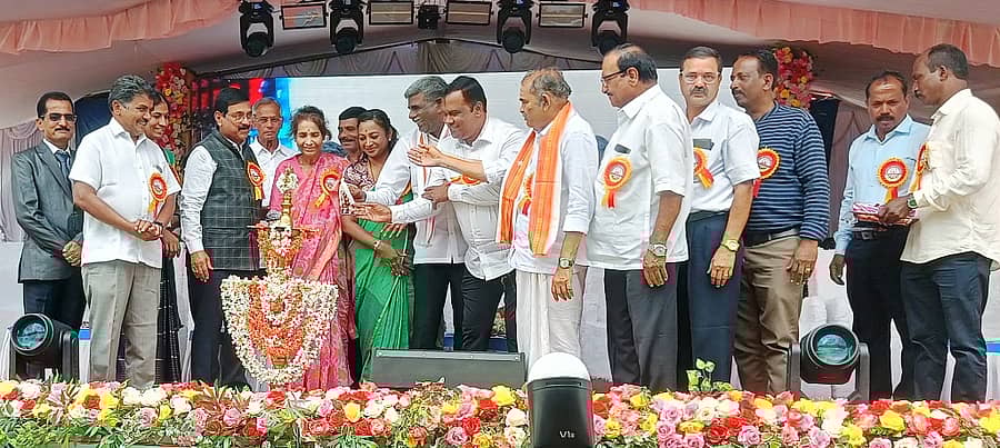 <div class="paragraphs"><p>ಮೂಡಿಗೆರೆ ತಾಲ್ಲೂಕಿನ ದಾರದಹಳ್ಳಿ ಸರ್ಕಾರಿ ಹಿರಿಯ ಪ್ರಾಥಮಿಕ ಶಾಲೆಯ ಶತಮಾನೊತ್ಸವ ಕಾರ್ಯಕ್ರಮವನ್ನು ಸಂಸದ ಕೋಟ ಶ್ರೀನಿವಾಸ್ ಪೂಜಾರಿ ಉದ್ಘಾಟಿಸಿದರು</p></div>