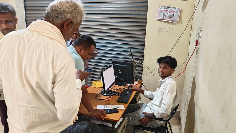 ಹಾವೇರಿ ರೈತ ಸಂಪರ್ಕ ಕೇಂದ್ರದಲ್ಲಿ ಇ–ಕೆವೈಸಿ ಮಾಡಲು ಸರ್ವರ್ ತೊಂದರೆಯಾಗಿದ್ದು, ರೈತರು ಕಾಯುತ್ತಿದ್ದರು 