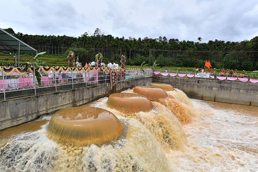 ಎತ್ತಿನಹೊಳೆ ಸಮಗ್ರ ಕುಡಿಯುವ ನೀರಿನ ಯೋಜನೆಯ ಹಂತ-1 ರಲ್ಲಿ ಸಕಲೇಶಪುರದ ಹೆಬ್ಬನಹಳ್ಳಿಯಲ್ಲಿರುವ ನೀರು ವಿತರಣಾ ನಾಲ್ಕು ತೊಟ್ಟಿಗಳಲ್ಲಿ ನೀರು ಉಕ್ಕಿದ್ದ ಕ್ಷಣ