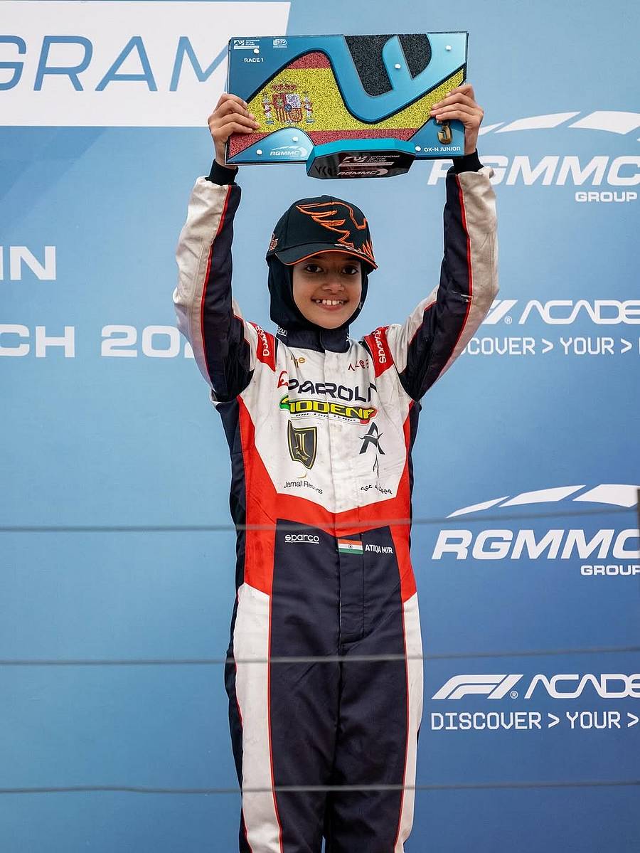 ಪ್ರಶಸ್ತಿಯೊಂದಿಗೆ ಅತೀಕಾ ಮೀರ್‌