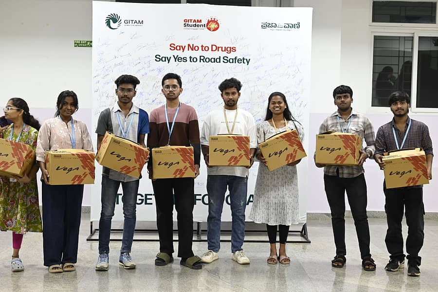 ಗೀತಂ ವಿಶ್ವವಿದ್ಯಾಲಯ ಹಾಗೂ ‘ಪ್ರಜಾವಾಣಿ’ ಸಹಯೋಗದಲ್ಲಿ ನಡೆದ ಸಾಮಾಜಿಕ ಅರಿವು ಆಂದೋಲನದ ಮೊದಲ ದಿನ ವಿದ್ಯಾರ್ಥಿಗಳಿಗೆ ಹೆಲ್ಮೆಟ್‌ ವಿತರಿಸಲಾಯಿತು