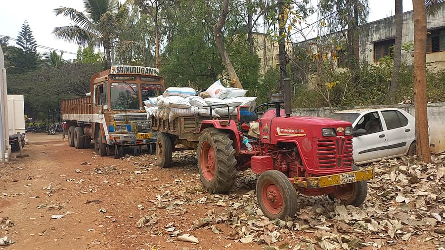 ಅಕ್ರಮ ರಾಗಿ ಸಾಗಾಣಿಕೆ ಮಾಡುತ್ತಿದ್ದ ವಾಹನಗಳು