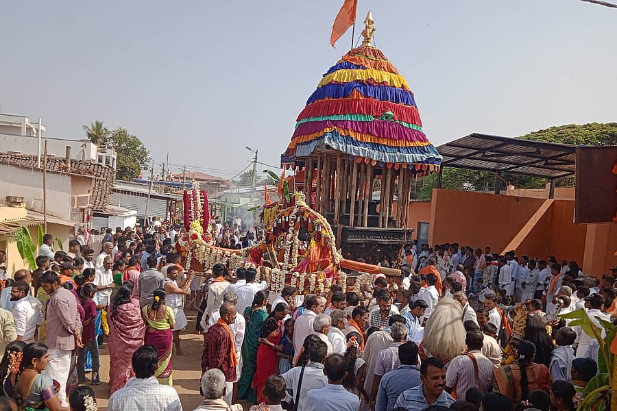 ಚನ್ನಗಿರಿ ತಾಲ್ಲೂಕು ನೀತಿಗೆರೆ ಗ್ರಾಮದಲ್ಲಿ ಸೋಮವಾರ ವೀರಭದ್ರೇಶ್ವರ ಸ್ವಾಮಿ ಕೆಂಡಾರ್ಚನೆ ಹಾಗೂ ಗುಗ್ಗುಳದ ಅಂಗವಾಗಿ ಬಸವನ ಉತ್ಸವ ನಡೆಯಿತು.