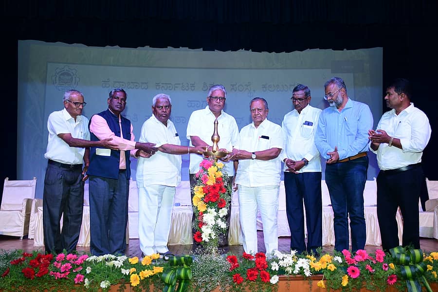 ಕಲಬುರಗಿಯ ಎಂಆರ್‌ಎಂಸಿ ಸ್ಯಾಕ್‌ ಸಭಾಂಗಣದಲ್ಲಿ ನಡೆದ ಕಬ್ಬು ಬೆಳೆಗಾರರ ವಿಚಾರ ಸಂಕಿರಣವನ್ನು ಗಣ್ಯರು ಉದ್ಘಾಟಿಸಿದರು. ಕೃಷಿ ವಿಜ್ಞಾನಿಗಳಾದ ಸಂಜಯ ಪಾಟೀಲ, ವಿಠ್ಠಲ ಬೆಣಗಿ, ಪ್ರಕಾಶ ಕುಲಕರ್ಣಿ, ಸಿದ್ರಾಮಪ್ಪ ಪಾಟೀಲ ದಂಗಾಪುರ, ಜಗದೀಶ ಪಾಟೀಲ, ರಾಜು ತೆಗ್ಗಳ್ಳಿ ಸೇರಿದ್ದಂತೆ ಹಲವರು ಇದ್ದಾರೆ