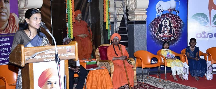 ಗದಗ ನಗರದ ತೋಂಟದಾರ್ಯ ಮಠದಲ್ಲಿ ನಡೆದ ಶಿವಾನುಭವ ಕಾರ್ಯಕ್ರಮದಲ್ಲಿ ಡಾ. ಪರ್ವೀನ್ ನದಾಫ್ ಮಾತನಾಡಿದರು