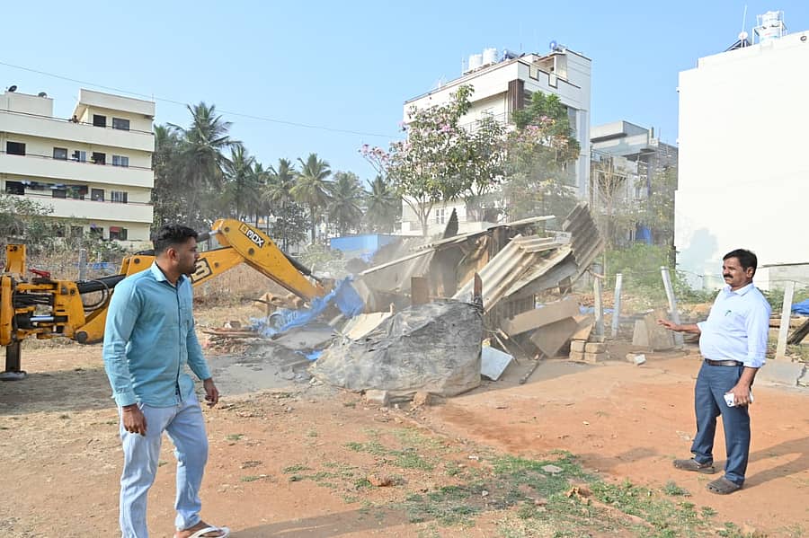 ಮಲ್ಲತ್ತಹಳ್ಳಿಯಲ್ಲಿ ಅಕ್ರಮವಾಗಿ ನಿರ್ಮಿಸಿದ್ದ ಶೆಡ್ ತೆರವು ಮಾಡಲಾಯಿತು.
