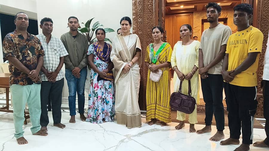 ಚಾಡ್ ದೇಶದಿಂದ ಮರಳಿದ ಹಕ್ಕಿಪಿಕ್ಕಿ ಸಮುದಾಯದ ಜನರು ಸಂಸದೆ ಡಾ.ಪ್ರಭಾ ಮಲ್ಲಿಕಾರ್ಜುನ್‌ ಅವರ ದಾವಣಗೆರೆ ನಿವಾಸಕ್ಕೆ ಸೋಮವಾರ ಭೇಟಿ ನೀಡಿದ್ದರು