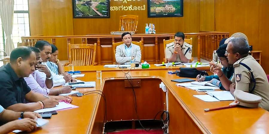 ಬಾಗಲಕೋಟೆ ಜಿಲ್ಲಾಧಿಕಾರಿ ಕಚೇರಿಯಲ್ಲಿ ಸೋಮವಾರ ನಡೆದ ಸಭೆಯಲ್ಲಿ ಕಲ್ಲು ಎಸೆತ ಘಟನೆಗೆ ಸಂಬಂಧಿಸಿ ಅಲ್ಪಸಂಖ್ಯಾತರ ಆಯೋಗದ ಸದಸ್ಯರು ಅಧಿಕಾರಿಗಳಿಂದ ಮಾಹಿತಿ ಪಡೆದರು