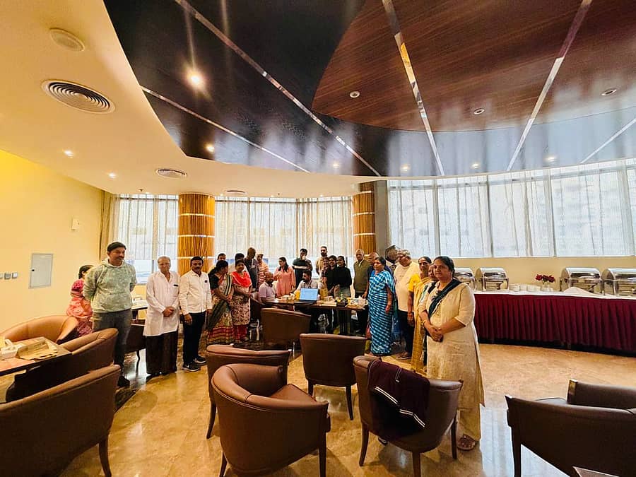 ದುಬೈನಲ್ಲಿ ಸಿಲುಕಿಕೊಂಡಿರುವವರಿಗೆ ಸೋಮವಾರ ಆರೋಗ್ಯ ತಪಾಸಣೆ ಮಾಡಿಸಲಾಯಿತು.