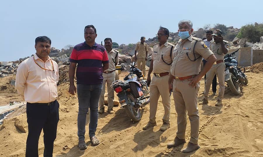 ಕೊಪ್ಪಳ ಜಿಲ್ಲಾ ಪೊಲೀಸ್ ವರಿಷ್ಠಾಧಿಕಾರಿ ಡಾ. ರಾಮ್ ಎಲ್. ಅರಸಿದ್ಧಿ ಹಾಗೂ ಸಿಬ್ಬಂದಿ ಬಂಡಿಹರ್ಲಾಪುರದಲ್ಲಿ ನಡೆಯುತ್ತಿರುವ ಅಕ್ರಮ ಗಣಿಗಾರಿಕೆ ಮೇಲೆದಾಳಿ ನಡೆಸಿದರು