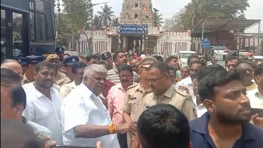 ಹೊಳೆನರಸೀಪುರದ ದೇಗುಲದ ಆವರಣಕ್ಕೆ ಬಂದ ಶಾಸಕ ಶಾಸಕ ಎಚ್.ಡಿ. ರೇವಣ್ಣ, ಅಧಿಕಾರಿಗಳ ವಿರುದ್ಧ ಆಕ್ರೋಶ ವ್ಯಕ್ತಪಡಿಸಿದರು.