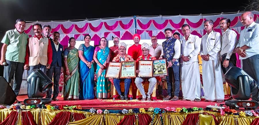 ಚಾಮರಾಜನಗರ ತಾಲ್ಲೂಕಿನ ಉಮ್ಮತ್ತೂರು ಗ್ರಾಮದಲ್ಲಿ ಶ್ರೀಗುರು ವಿದ್ಯಾವಿಕಾಸ ಕೇಂದ್ರ ಶಾಲೆಯ ವಾರ್ಷಿಕೋತ್ಸವ ಕಾರ್ಯಕ್ರಮದಲ್ಲಿ ಸಾಧಕರನ್ನು ಸನ್ಮಾನಿಸಲಾಯಿತು