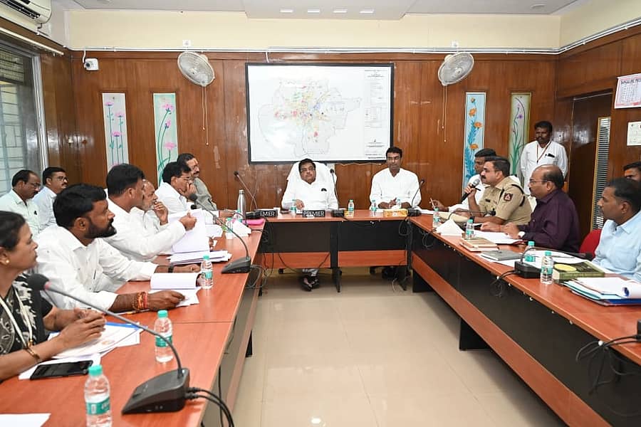 ವಿಜಯಪುರ ನಗರಾಭಿವೃದ್ಧಿ ಪ್ರಾಧಿಕಾರ ಸಭಾಂಗಣದಲ್ಲಿ ಸಚಿವ ಎಂ.ಬಿ.ಪಾಟೀಲ ಅಧ್ಯಕ್ಷತೆಯಲ್ಲಿ 2026-27ನೇ ಸಾಲಿನ ಅಂದಾಜು ಆಯವ್ಯಯ ಹಾಗೂ ಸಾಮಾನ್ಯ ಸಭೆ ನಡೆಯಿತು