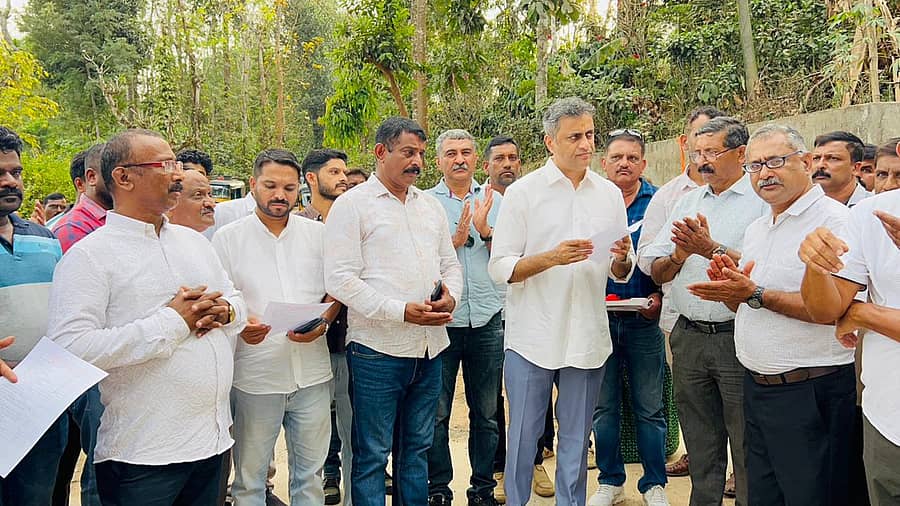 ಶಾಸಕ ಎ.ಎಸ್.ಪೊನ್ನಣ್ಣ ಅವರು ವಿವಿಧ ಕಾಮಗಾರಿಗಳಿಗೆ ಭೂಮಿಪೂಜೆ ನೆರವೇರಿಸಿ ಸಾರ್ವಜನಿಕರಿಂದ ಮನವಿ ಸ್ವೀಕರಿಸಿದರು