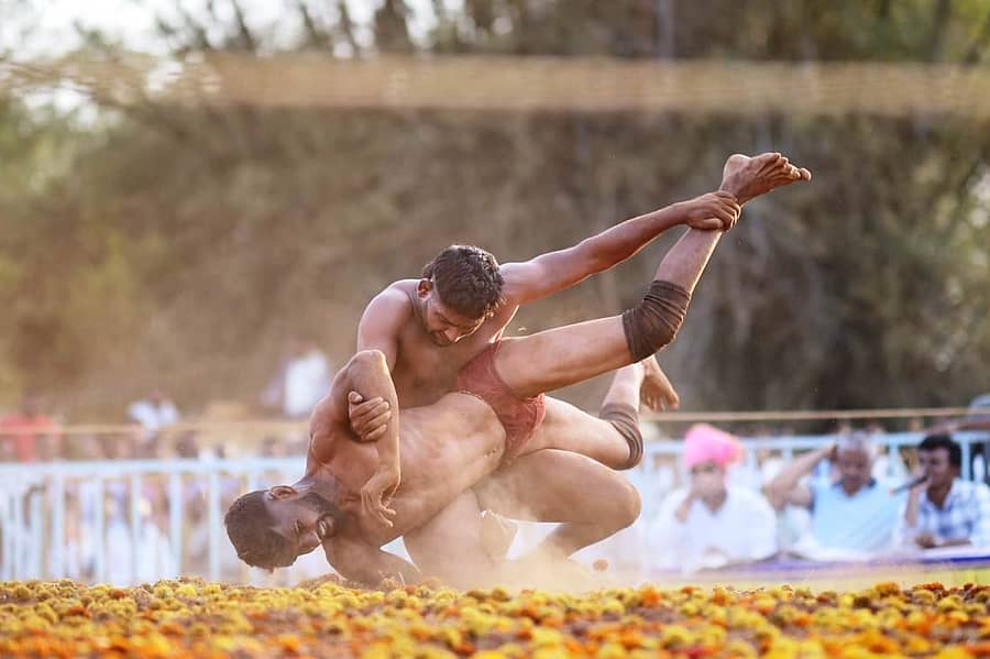 ಬೈಲಹೊಂಗಲ ತಾಲ್ಲೂಕಿನ ಮಲ್ಲಮ್ಮನ ಬೆಳವಡಿ ಗ್ರಾಮದ ವೀರರಾಣಿ ಬೆಳವಡಿ ಮಲ್ಲಮ್ಮ ಉತ್ಸವ ಅಂಗವಾಗಿ ನಡೆದ ಅಂತರರಾಷ್ಟ್ರೀಯ ಕುಸ್ತಿ ಪಂದ್ಯಾವಳಿಯಲ್ಲಿ ಕುಸ್ತಿಪಟುಗಳು ರೋಚಕವಾಗಿ ಸೆಣಸಾಡಿದರು