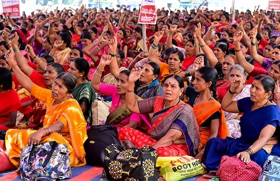 ಬೆಂಗಳೂರಿನ ಸ್ವಾತಂತ್ರ್ಯ ಉದ್ಯಾನದಲ್ಲಿ ಅಕ್ಷರ ದಾಸೋಹ ಬಿಸಿಯೂಟ ತಯಾರಕರ ಫೆಡರೇಷನ್ ನೇತೃತ್ವದಲ್ಲಿ ನಡೆದ ಪ್ರತಿಭಟನೆಯಲ್ಲಿ ಅಡುಗೆ ತಯಾರಕರು, ಸಹಾಯಕಿಯರು ಭಾಗವಹಿಸಿದ್ದರು
-ಪ್ರಜಾವಾಣಿ ಚಿತ್ರ