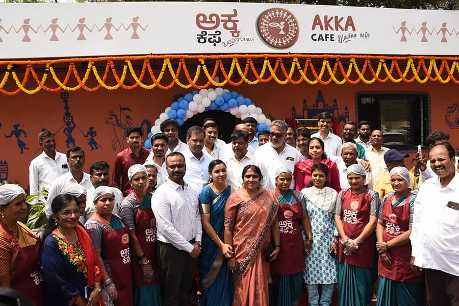 ಮೈಸೂರು ಜಿಲ್ಲಾ ‍ಪಂಚಾಯಿತಿ ಆವರಣದಲ್ಲಿ ಆರಂಭಗೊಂಡಿರುವ ‘ಅಕ್ಕ ಕೆಫೆ’ಯನ್ನು ಜಿಲ್ಲಾ ಉಸ್ತುವಾರಿ ಸಚಿವ ಡಾ.ಎಚ್‌.ಸಿ. ಮಹದೇವಪ್ಪ ಉದ್ಘಾಟಿಸಿದರು