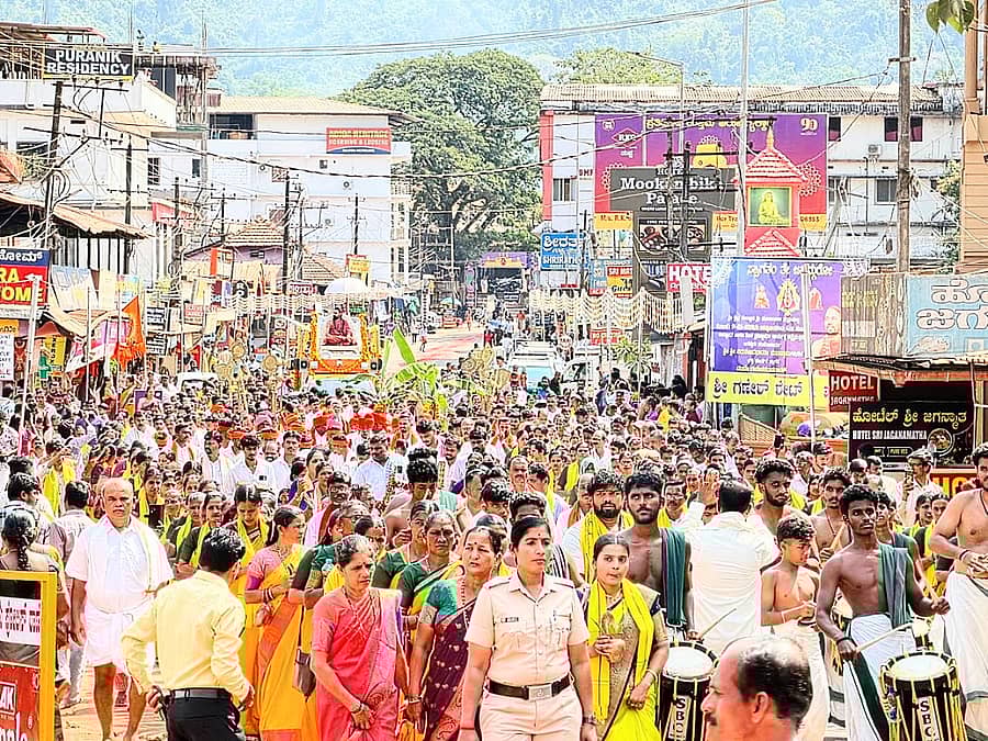 ದೇವಸ್ಥಾನದ ರಥಬೀದಿಯಲ್ಲಿ ಶೃಂಗೇರಿ ಪೀಠದ ವಿಧುಶೇಖರ ಭಾರತಿ ಸ್ವಾಮೀಜಿಯನ್ನು ಮೆರವಣಿಗೆಯಲ್ಲಿ ಕರೆತರಲಾಯಿತು
