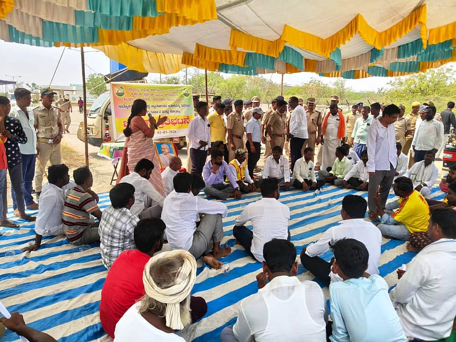 ಸೈದಾಪುರ ಸಮೀಪದ ಕಡೇಚೂರು-ಬಾಡಿಯಾಳ ಕೈಗಾರಿಕೆಗಳಿಗೆ ಭೂಮಿ ನೀಡಿದ ರೈತರಿಗೆ ಉದ್ಯೋಗ ನೀಡುವಂತೆ ಆಗ್ರಹಿಸಿ ಕೈಗಾರಿಕಾ ಪ್ರದೇಶದಲ್ಲಿರುವ ರೈಲು ಬೋಗಿ ಕಾರ್ಖಾನೆ ಎದರು ರೈತರು ಪ್ರತಿಭಟನೆ ಮಾಡಿದರು